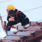 Travailleurs BTP sur le toit d'un chantier